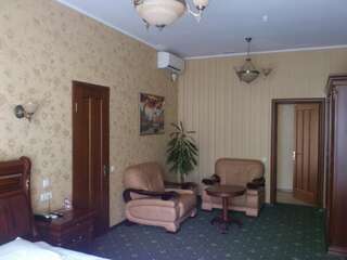 Отель Гостиница Статус Полтава Улучшенный двухместный номер с 1 кроватью-2