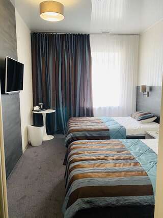 Отель Гостиница Статус Полтава Двухместный номер Делюкс с 2 отдельными кроватями-4